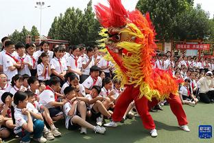 状态神勇！黄紫昌奋不顾身头球再破门，不过稍稍越位